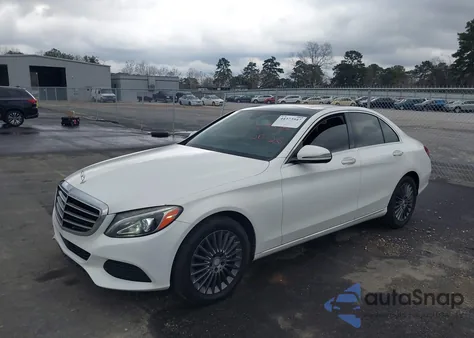 2016 Mercedes-Benz C 300 Luxury 4Matic z USA, uszkodzony, nr VIN 55SWF4KB8GU165786